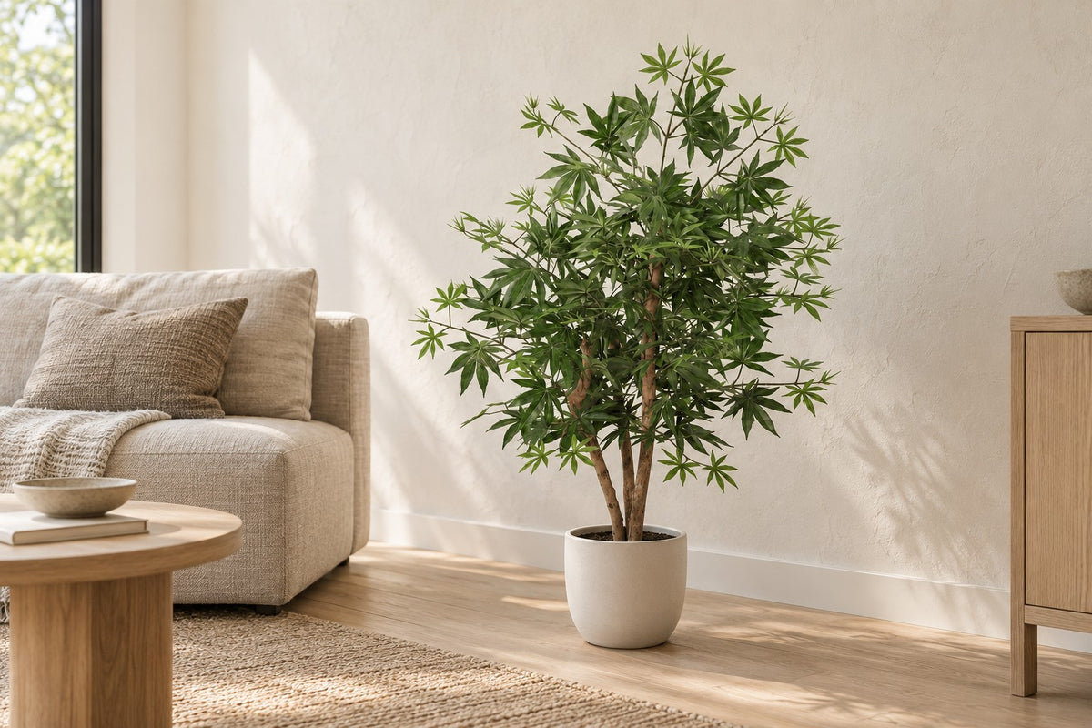 Pianta artificiale Acer Palmatum, 100 cm, in a white ceramic planter in un soggiorno luminoso