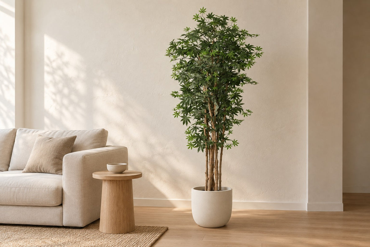 Kunstplant Acer Palmatum van 180 cm in een witte keramische pot in een lichte woonkamer