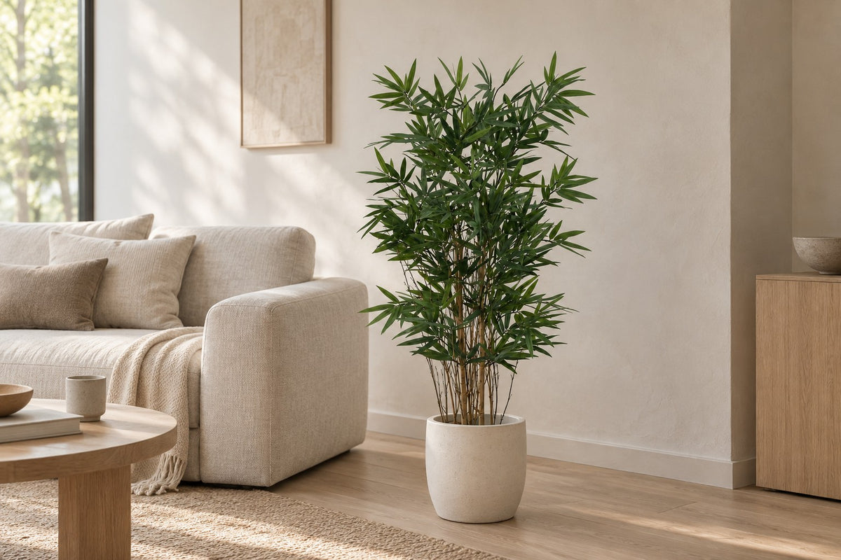 Plante artificielle Bambou, 123 cm, dans a white ceramic planter dans un salon lumineux