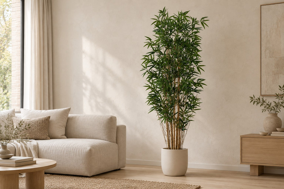 Kunstplant Bamboe van 210 cm in een witte keramische pot in een lichte woonkamer