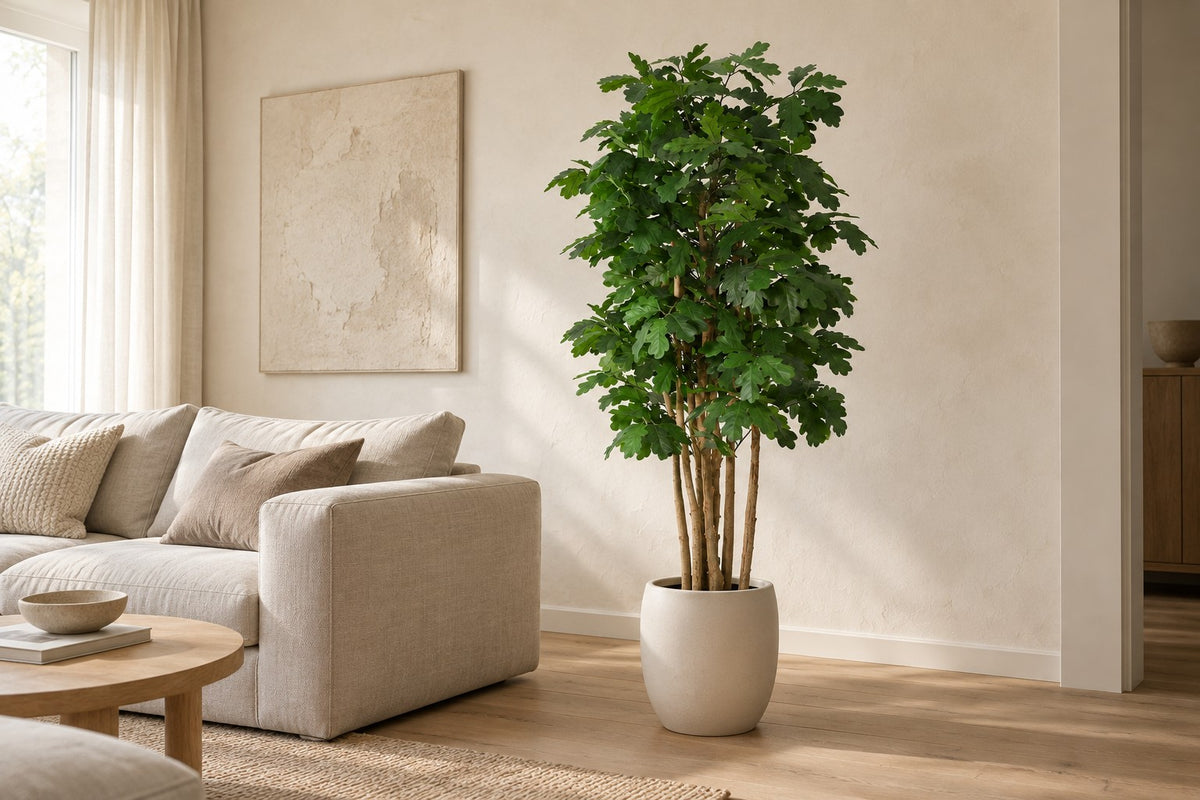 Kunstplant Eikenboom van 170 cm in een witte keramische pot in een lichte woonkamer