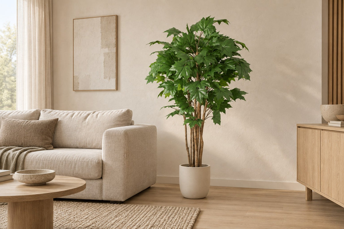 Arce artificial, 150 cm, en a white ceramic planter en un salón luminoso