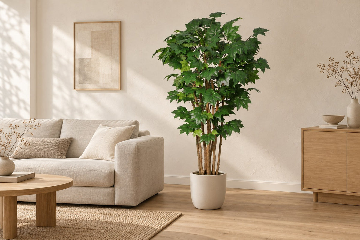 Pianta artificiale Acero, 180 cm, in a white ceramic planter in un soggiorno luminoso