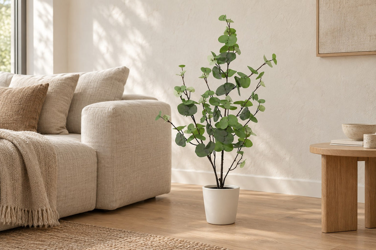Konstväxt eukalyptus grön, 86 cm, i a white ceramic planter i ett ljust vardagsrum