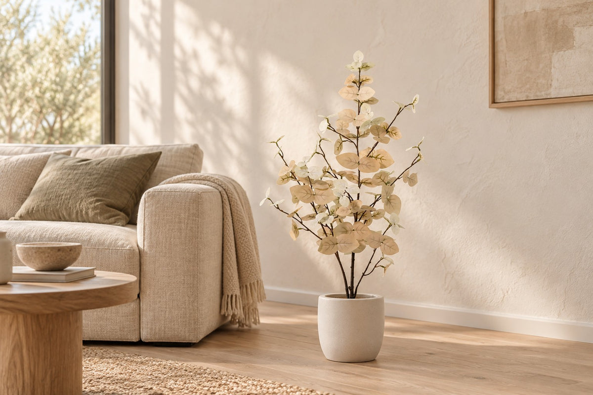 Kunstplant Eucalyptus wit van 86 cm in een witte keramische pot in een lichte woonkamer