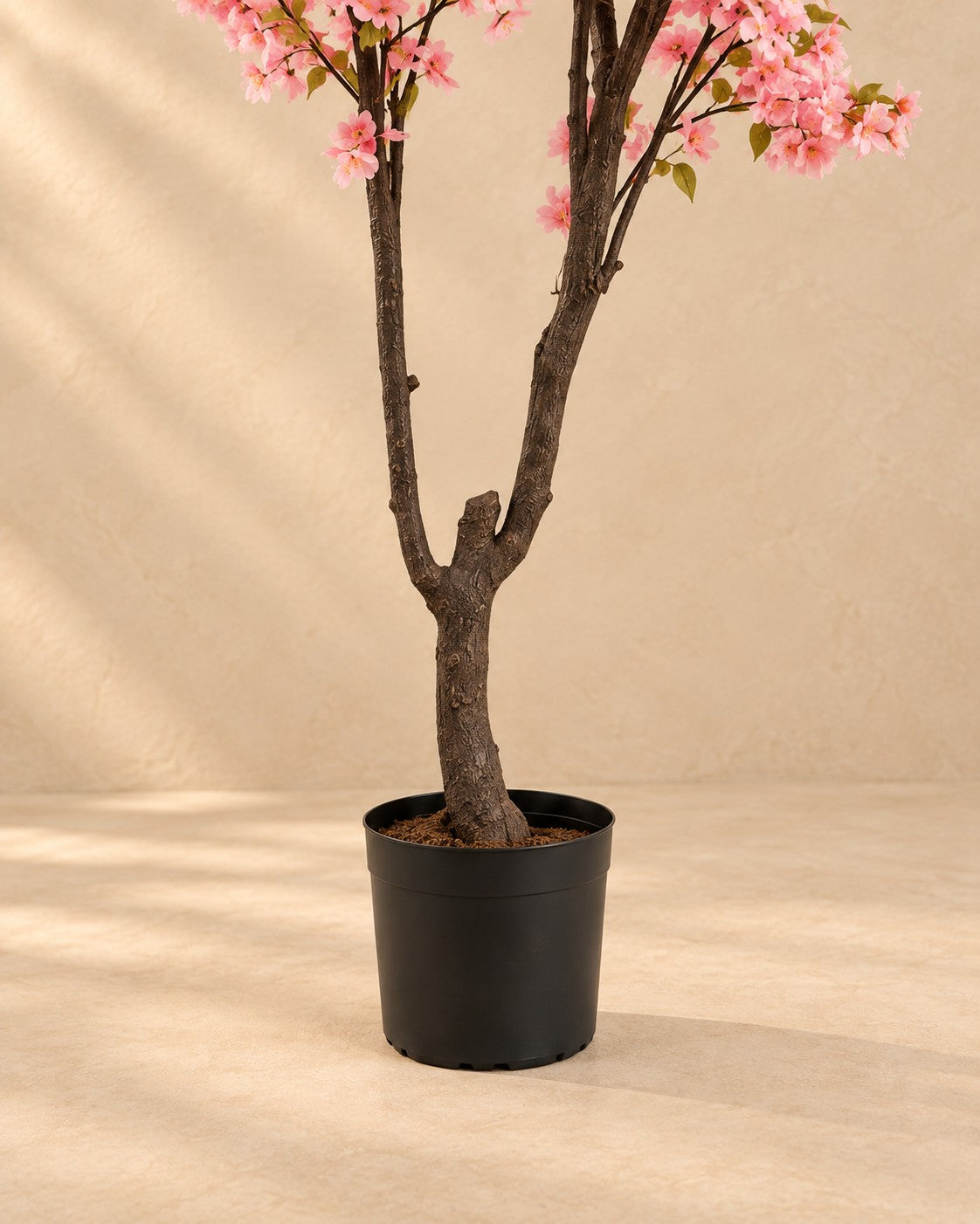 Onderste deel van de Kunstplant kersenbloesem (Prunus sp.) met de pot