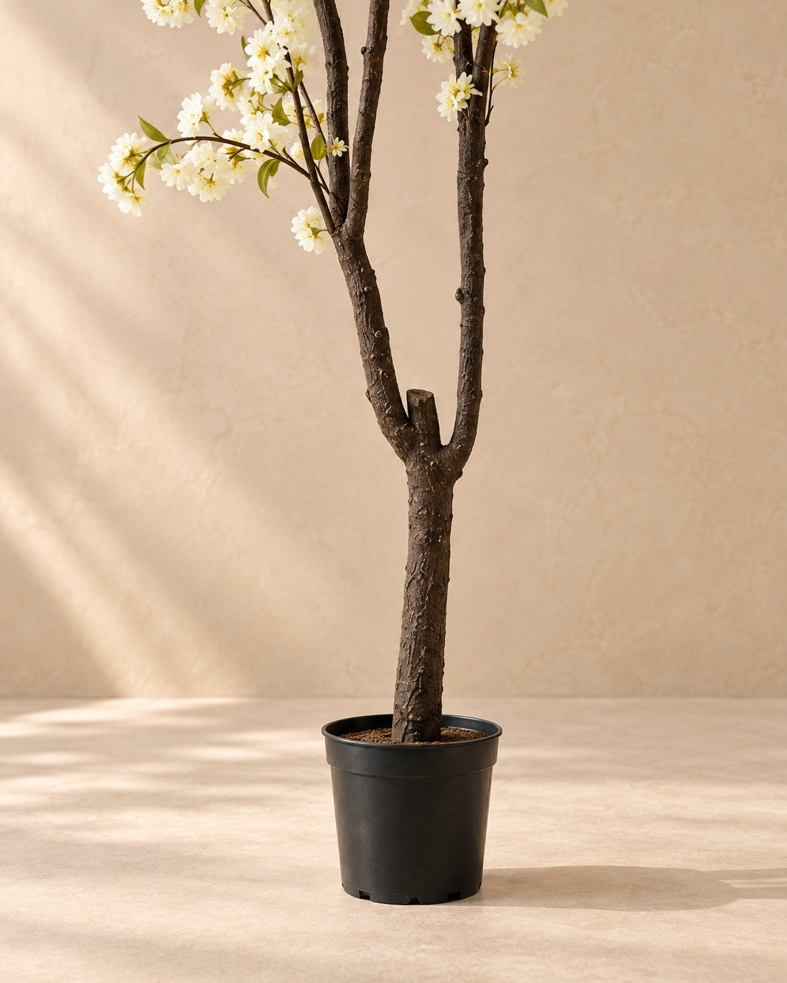 Onderste deel van de Kunstplant kersenbloesem (Prunus sp.) met de pot