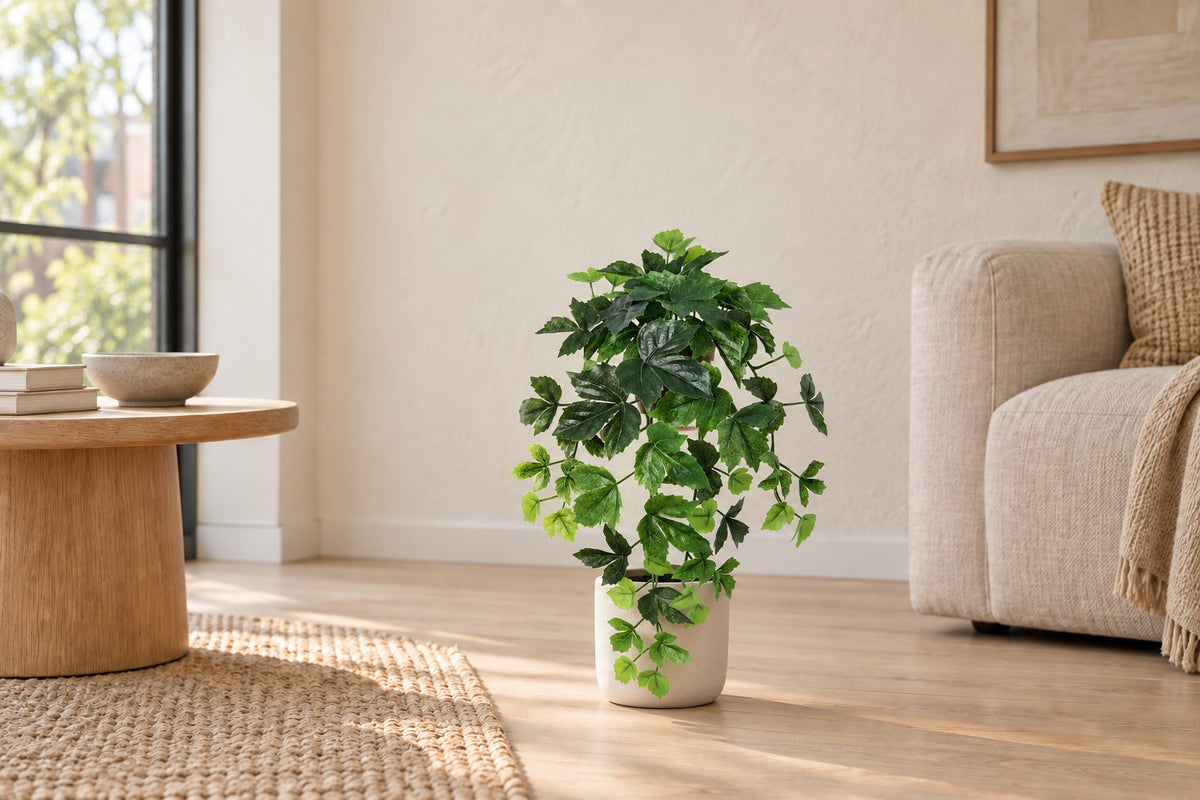 Kunstplant Klimop hangend van 48 cm in een witte keramische pot in een lichte woonkamer