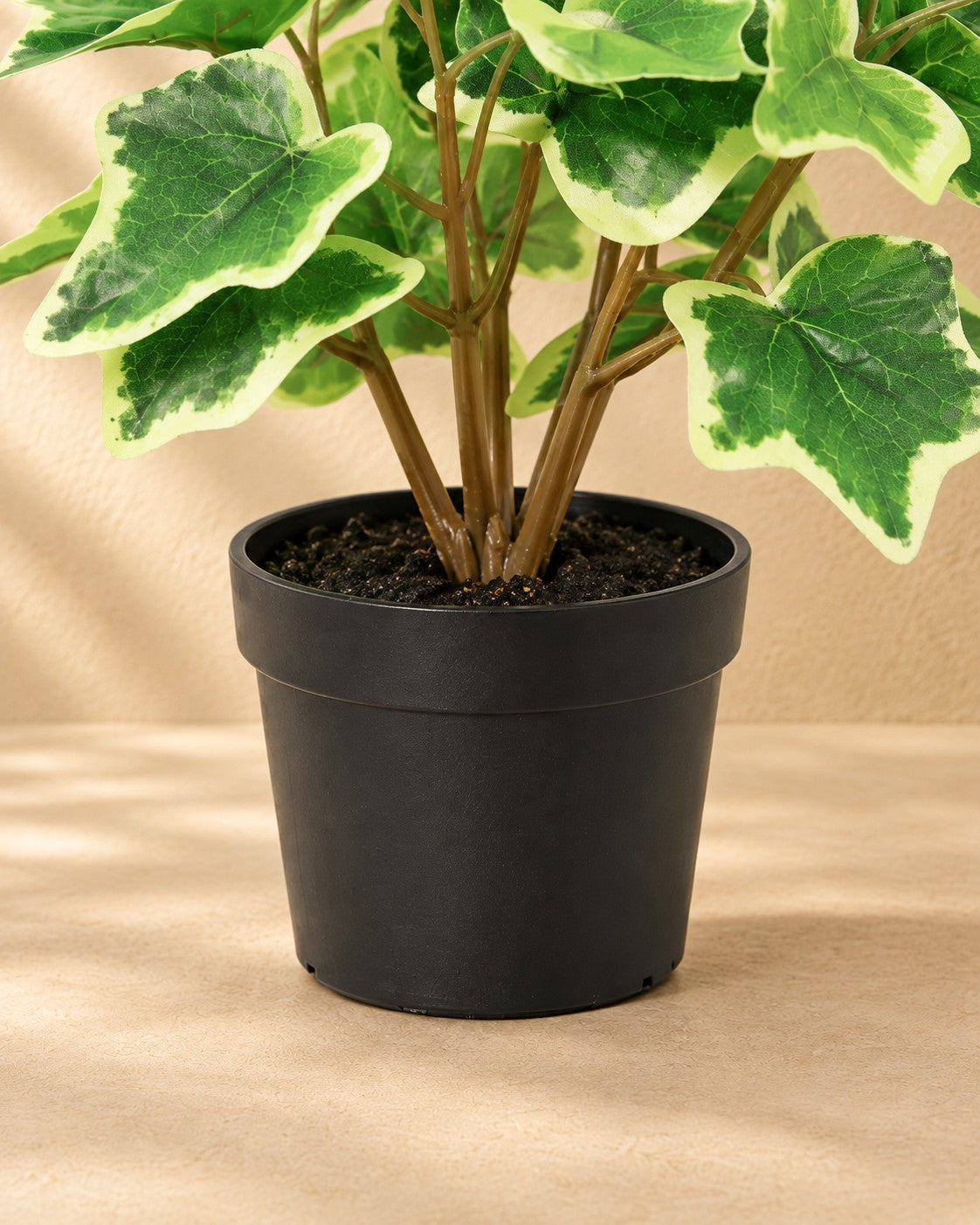 Onderste deel van de Kunstplant Klimop wit bont (Hedera helix) met de pot