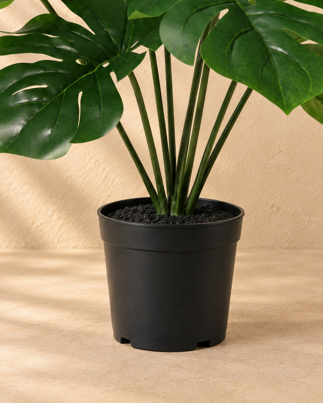 Parte inferior de Planta artificial Monstera deliciosa con maceta blanca con su maceta