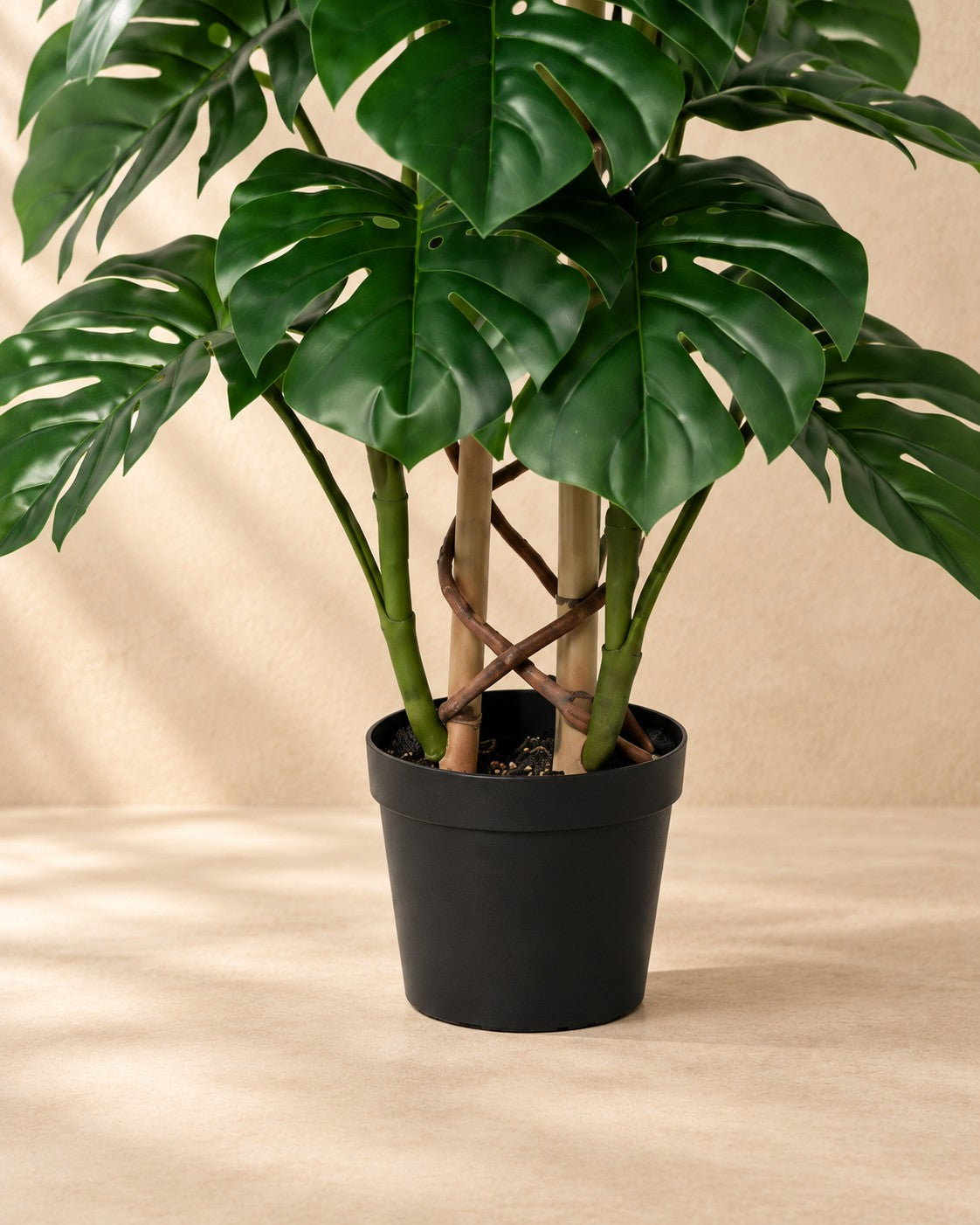 Partie basse de Plante artificielle Monstera Feuille de Singe (Monstera adansonii) avec son pot