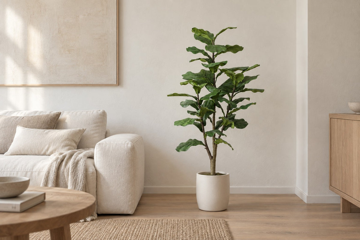 Kunstplant vioolbladplant van 125 cm in een witte keramische pot in een lichte woonkamer