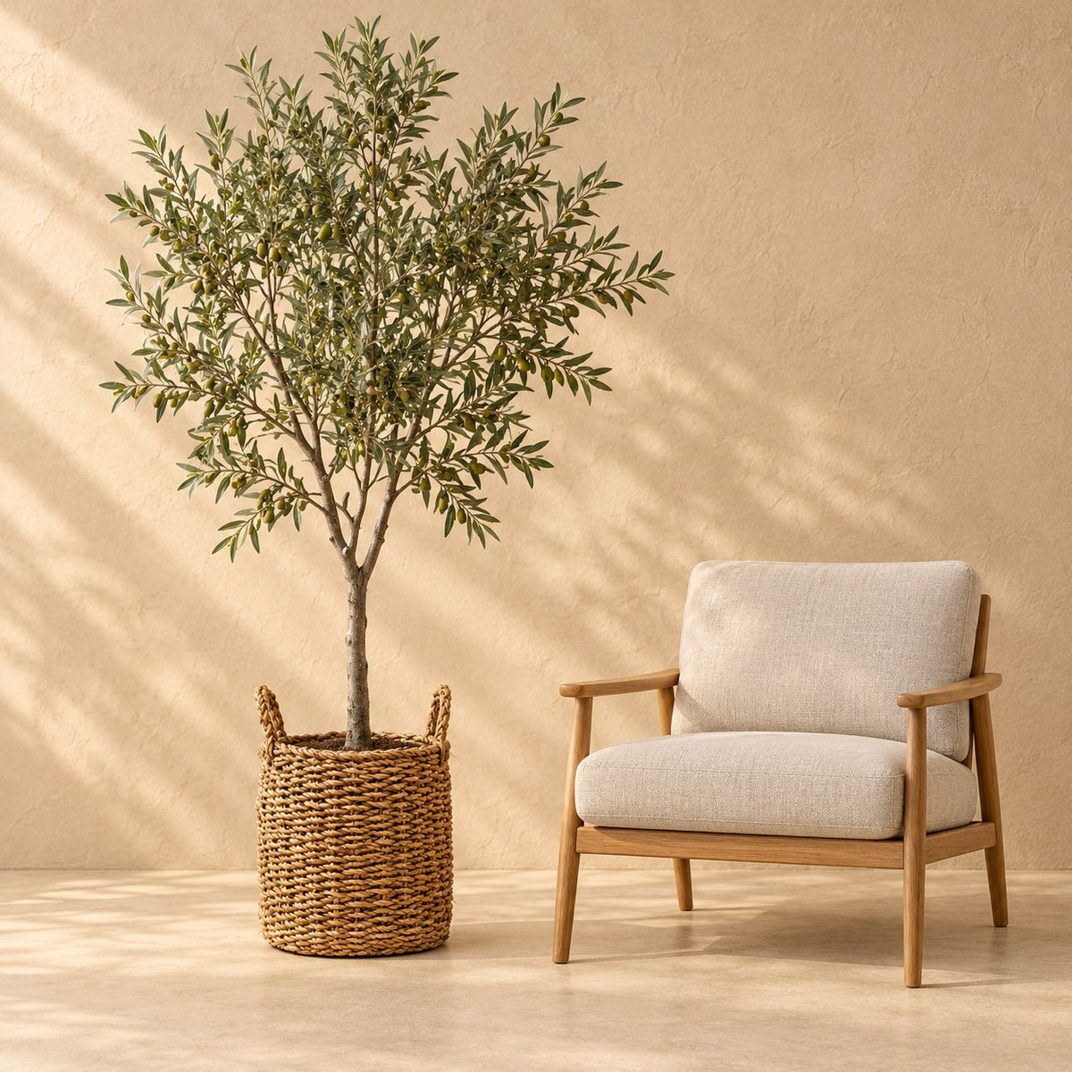 Mand Jack Ø42 x H36 cm, op ware grootte naast een fauteuil