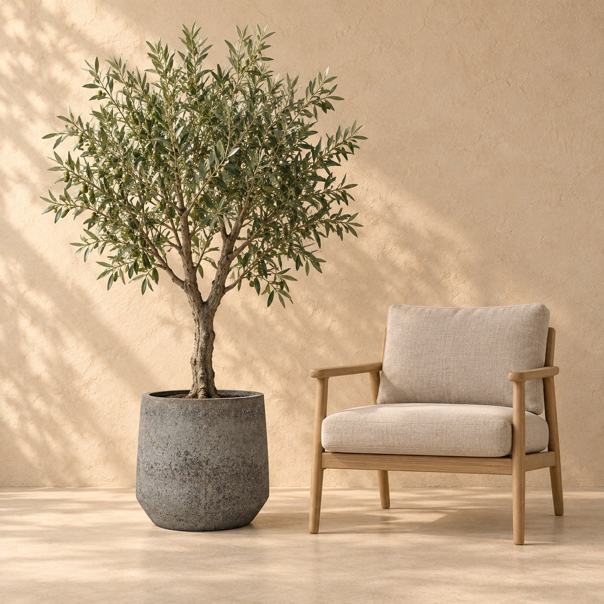 Topf Harith M Dioriet Grey D42 x H38 38cm - ø42, in Originalgröße neben einem Sessel