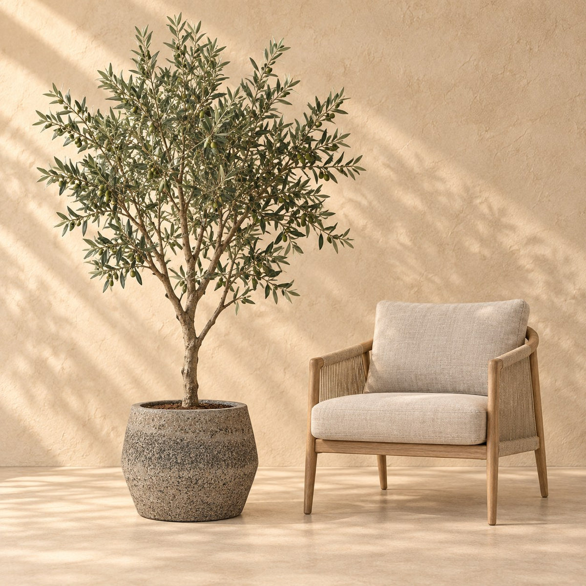 Pot Harley L Dioriet Grey D53 x H32 32cm - ø53, op ware grootte naast een fauteuil