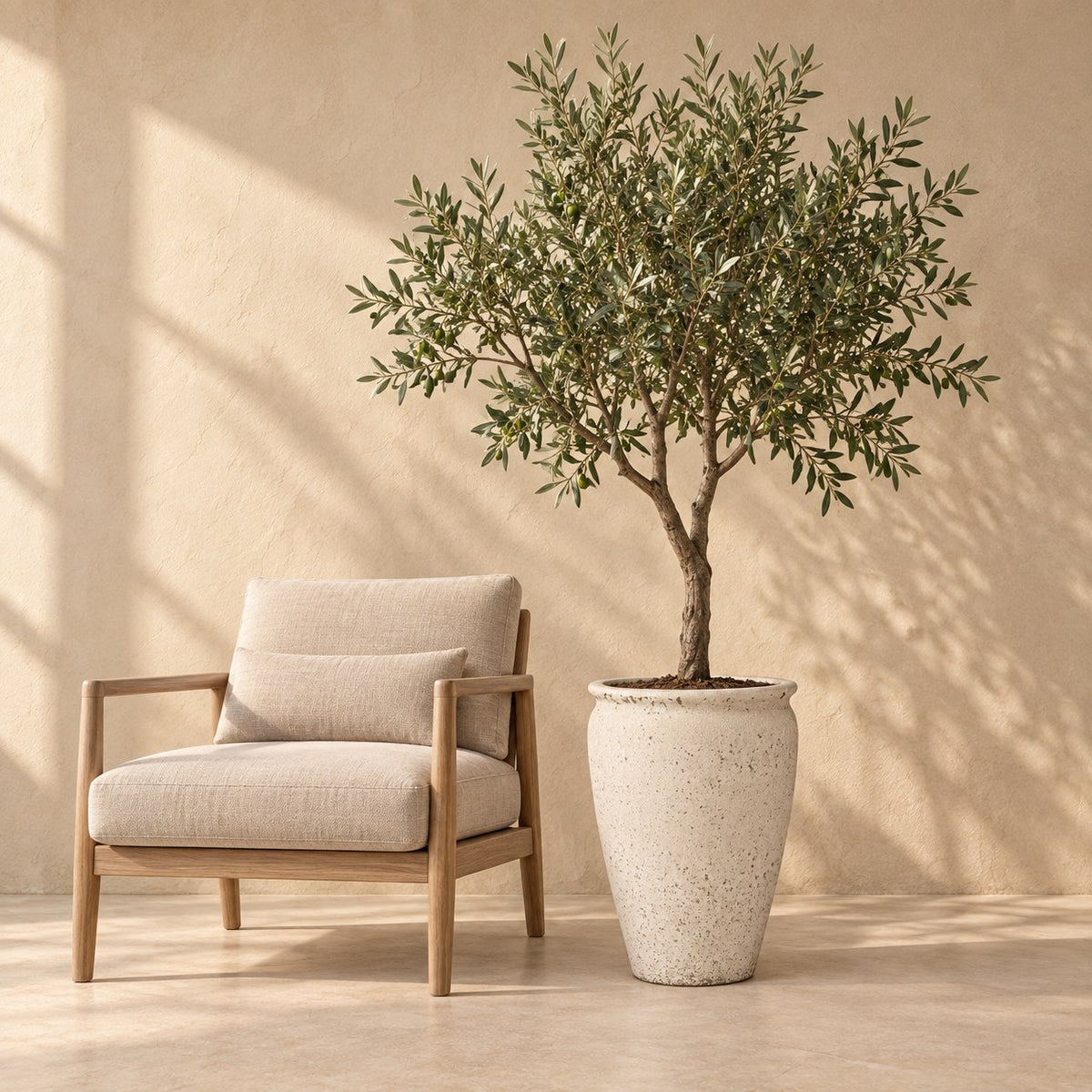 Sierpot Artemis Ø42 x H58 cm, op ware grootte naast een fauteuil