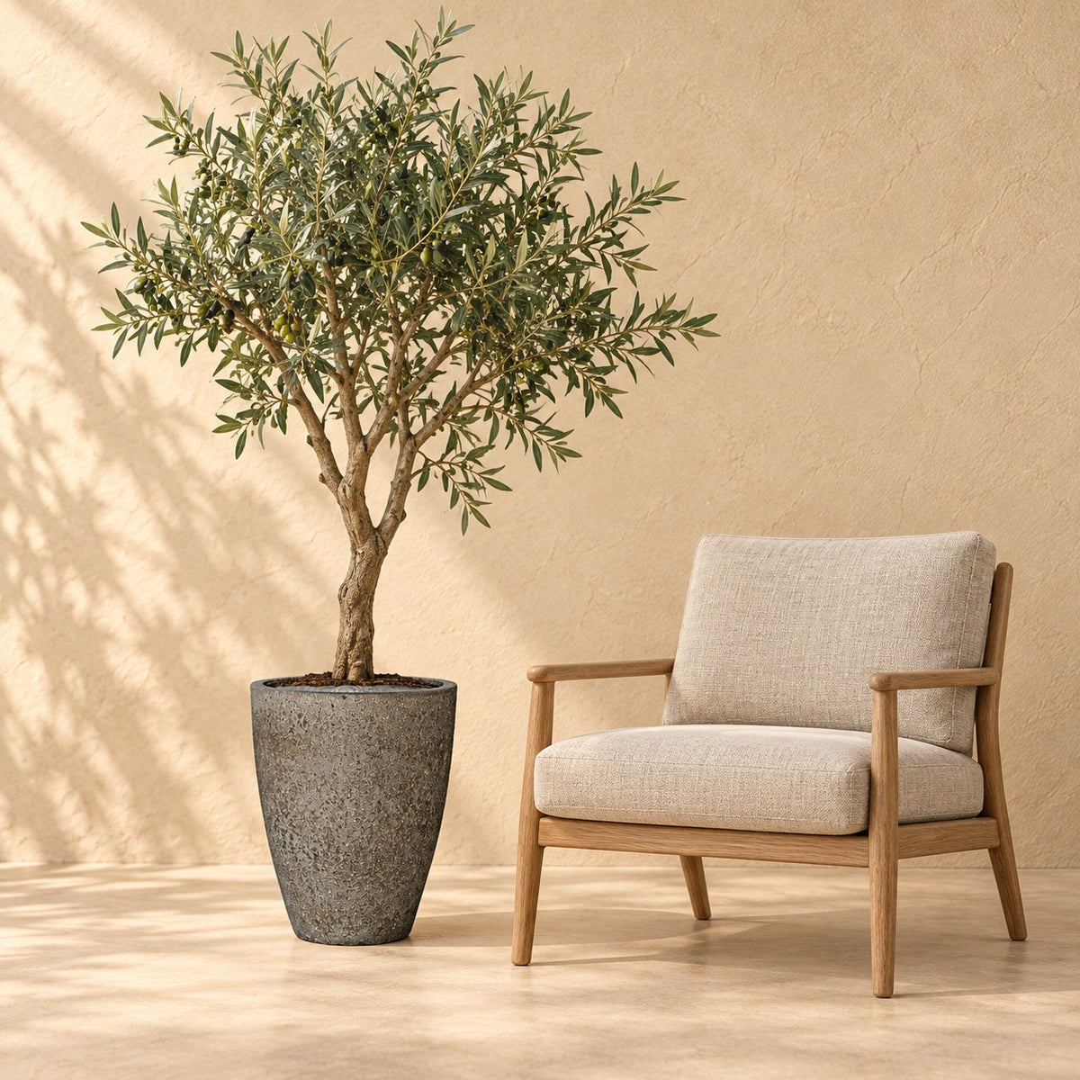 Sierpot Ben Dioriet Grey Ø37 cm, op ware grootte naast een fauteuil