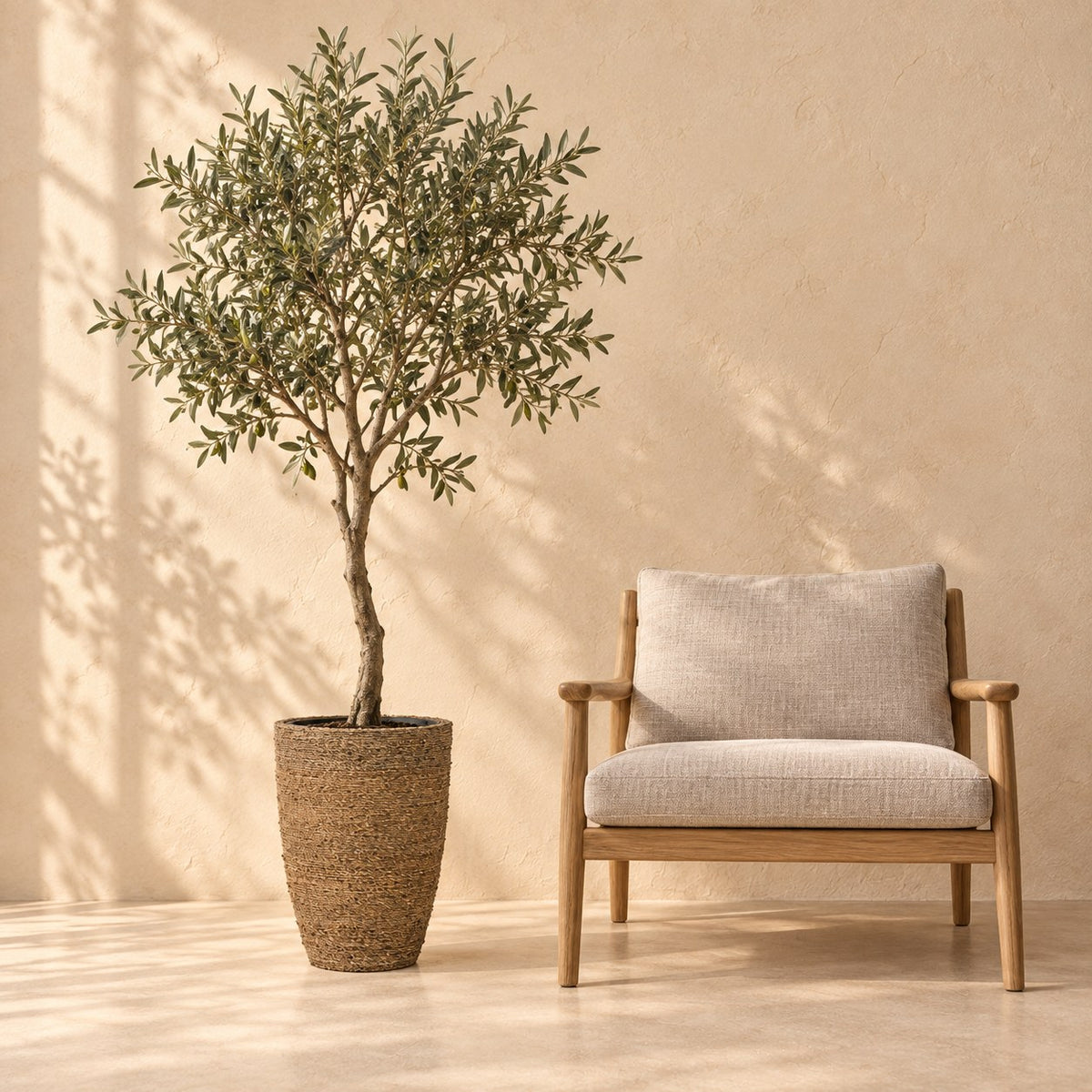 Sierpot Ben Straw Grass Ø30 x H41 cm, op ware grootte naast een fauteuil