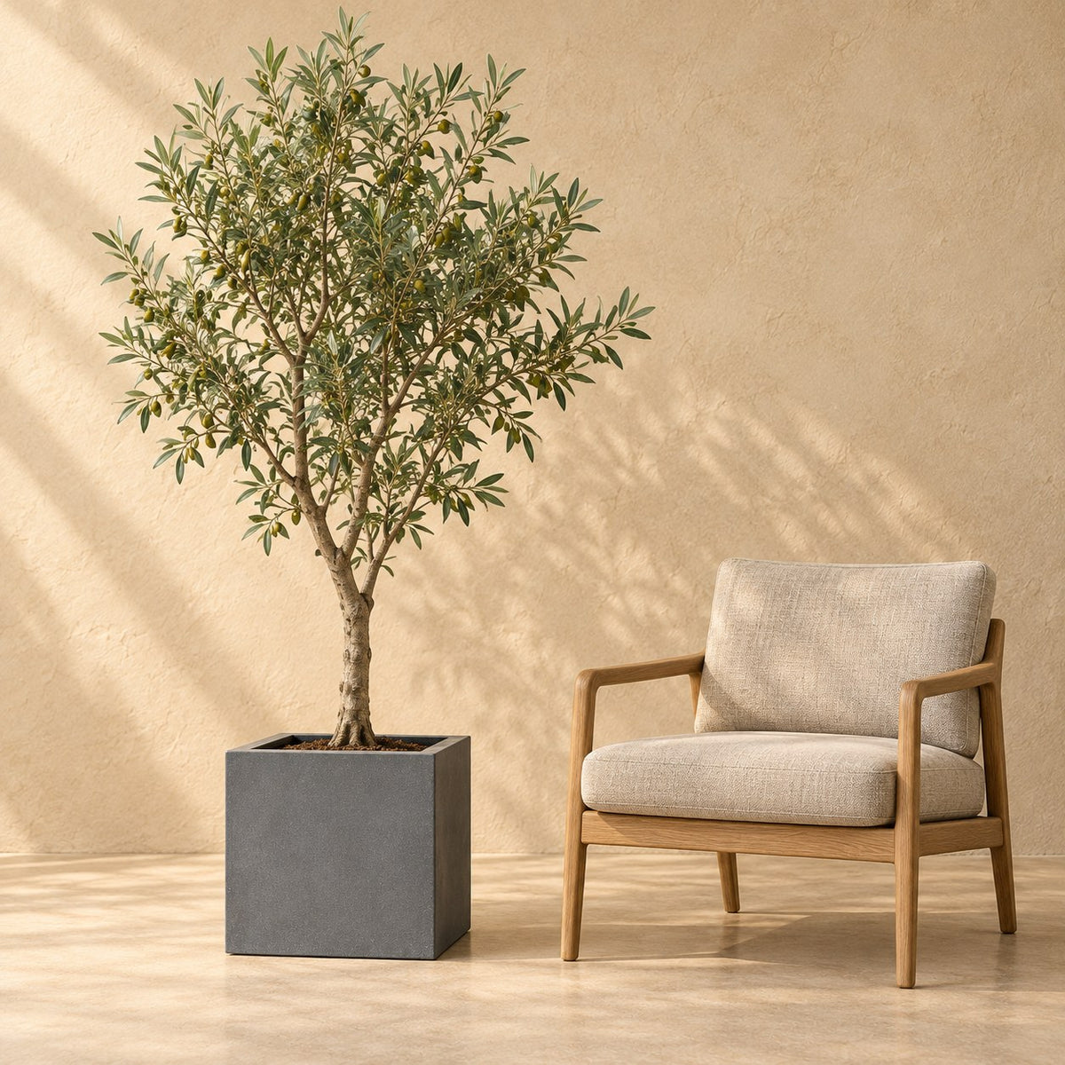 Sierpot Block Grey Ø40 x H40 cm, op ware grootte naast een fauteuil