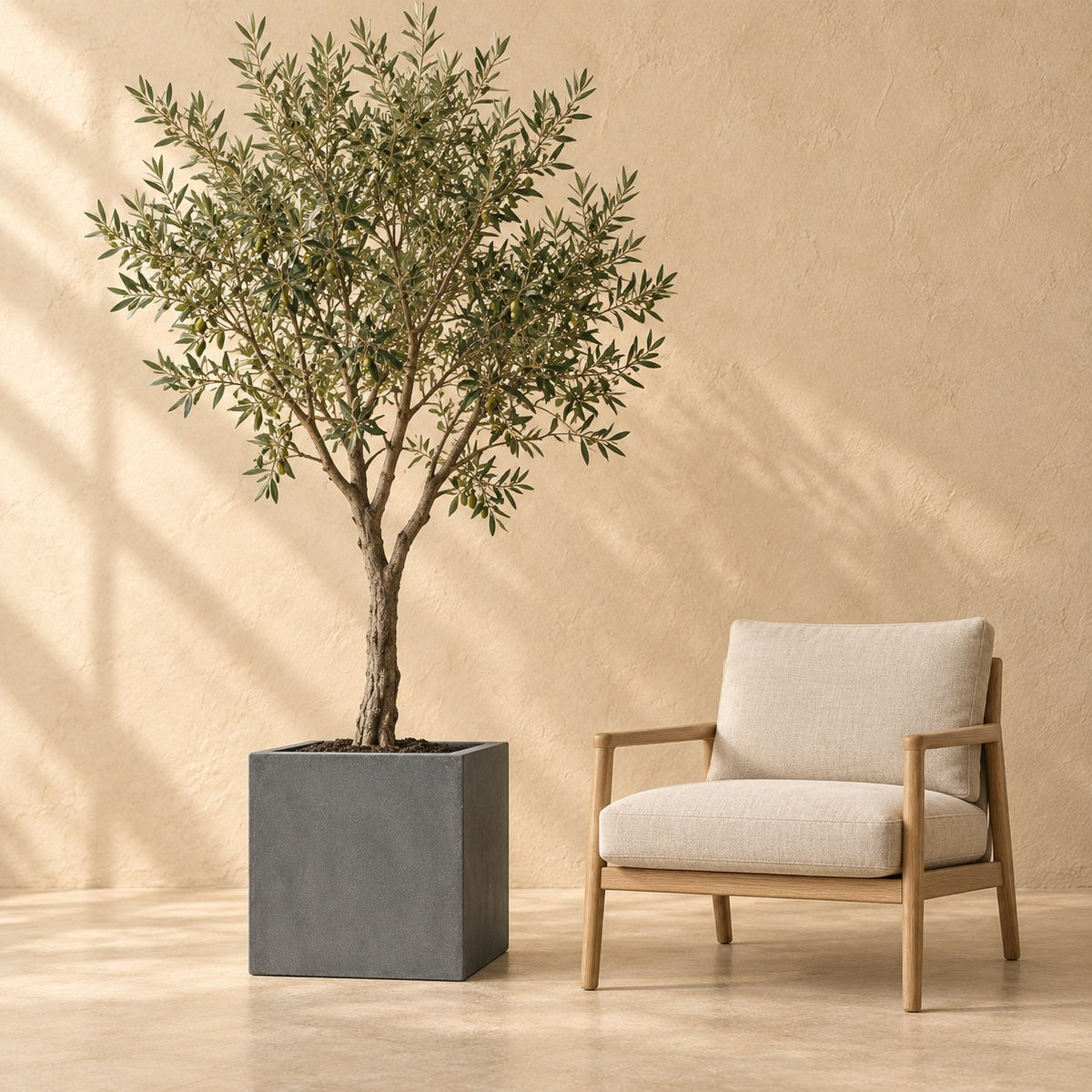 Vaso decorativo Block Grey Ø50 x H50 cm, in scala reale accanto a una poltrona