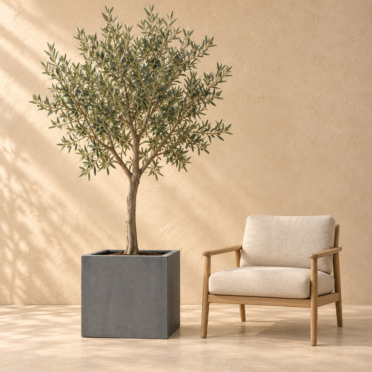 Sierpot Block Grey Ø60 x H60 cm, op ware grootte naast een fauteuil