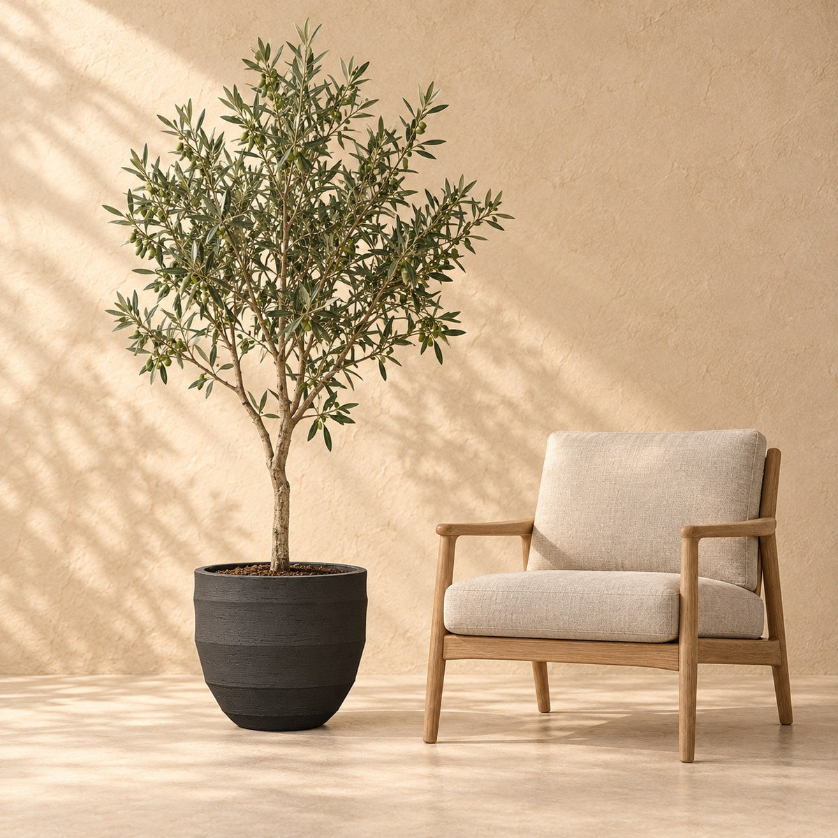 Sierpot Bordo New Egg Earth Ø45 x H38 cm, op ware grootte naast een fauteuil