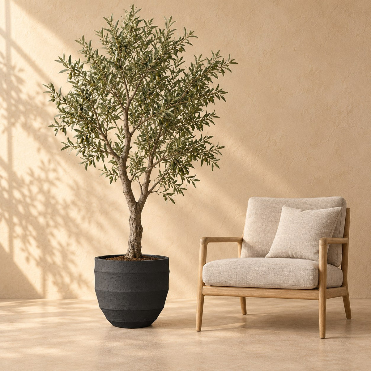 Vaso decorativo Bordo New Egg Earth Ø55 x H46 cm, in scala reale accanto a una poltrona
