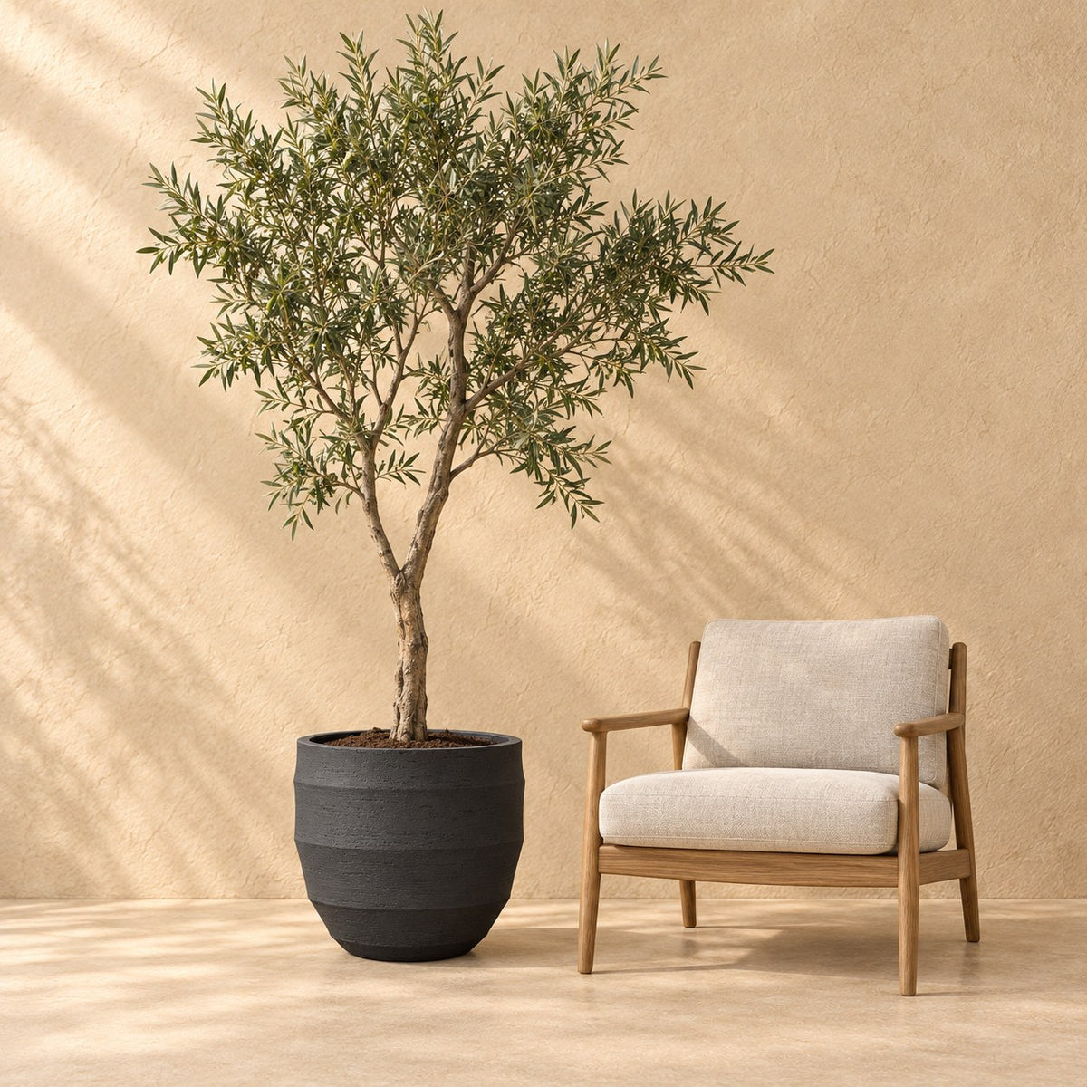 Sierpot Bordo New Egg Earth Ø65 x H54 cm, op ware grootte naast een fauteuil