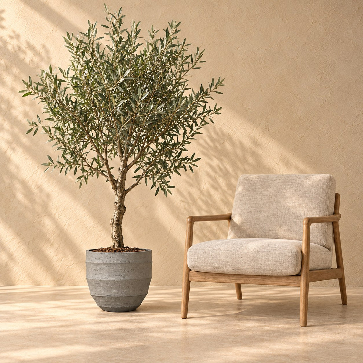Sierpot Bordo New Egg Grey Ø36 x H31 cm, op ware grootte naast een fauteuil