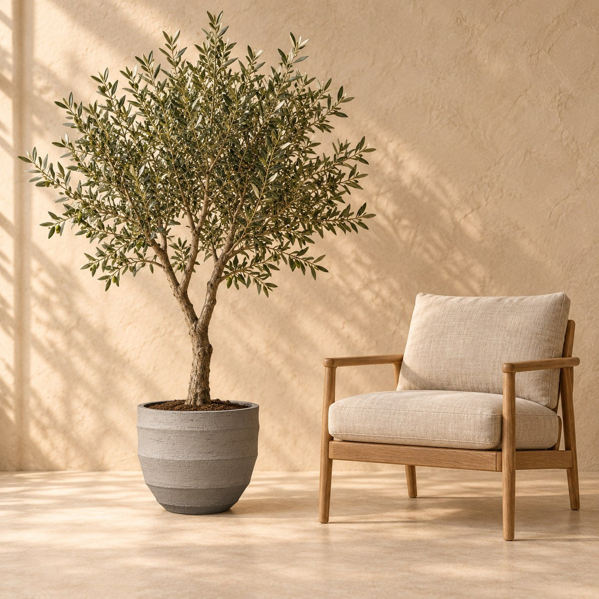 Sierpot Bordo New Egg Grey Ø45 x H38 cm, op ware grootte naast een fauteuil