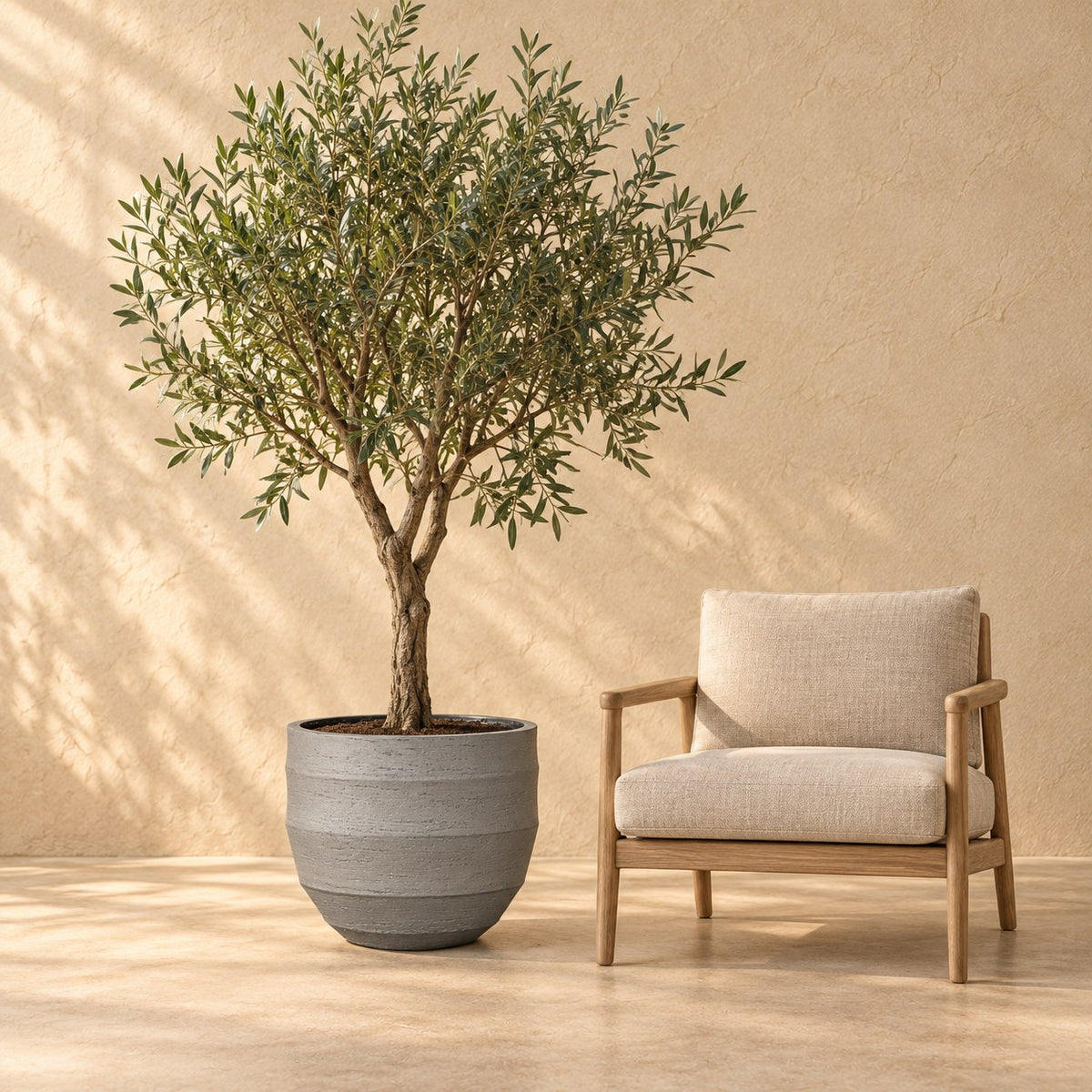 Sierpot Bordo New Egg Grey Ø55 x H46 cm, op ware grootte naast een fauteuil