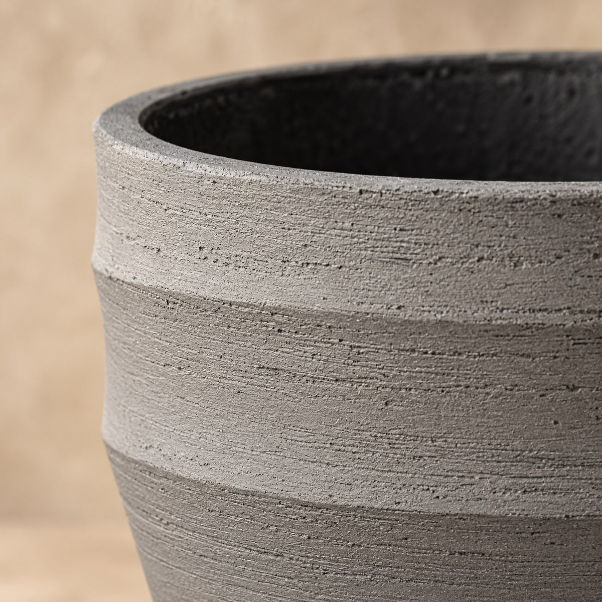 Sierpot Bordo New Egg Grey Ø55 x H46 cm, detail van het oppervlak