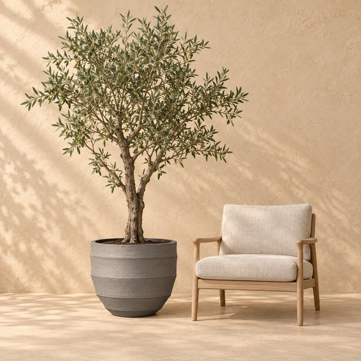 Sierpot Bordo New Egg Grey Ø65 x H54 cm, op ware grootte naast een fauteuil