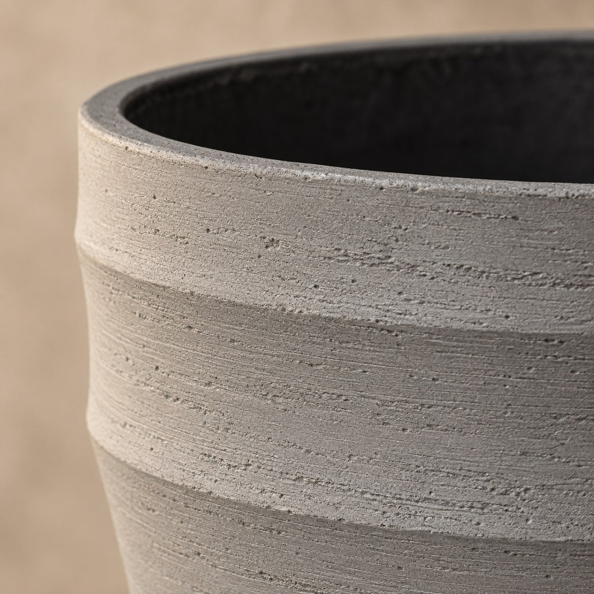 Sierpot Bordo New Egg Grey Ø65 x H54 cm, detail van het oppervlak