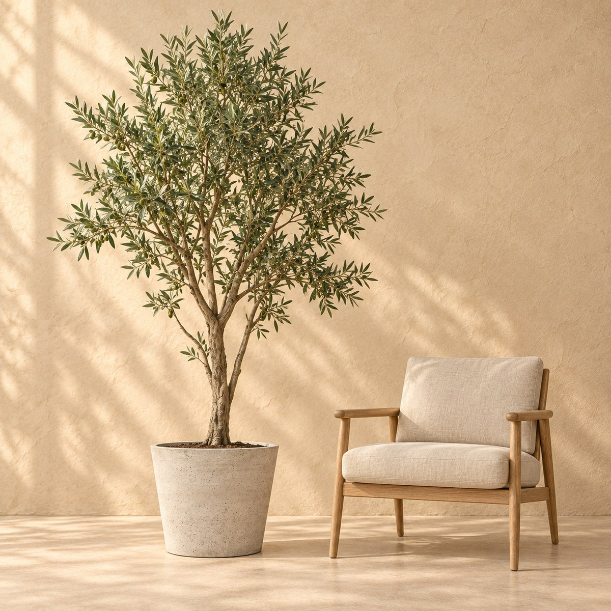 Sierpot Bucket Beige Washed Ø50 x H40 cm, op ware grootte naast een fauteuil
