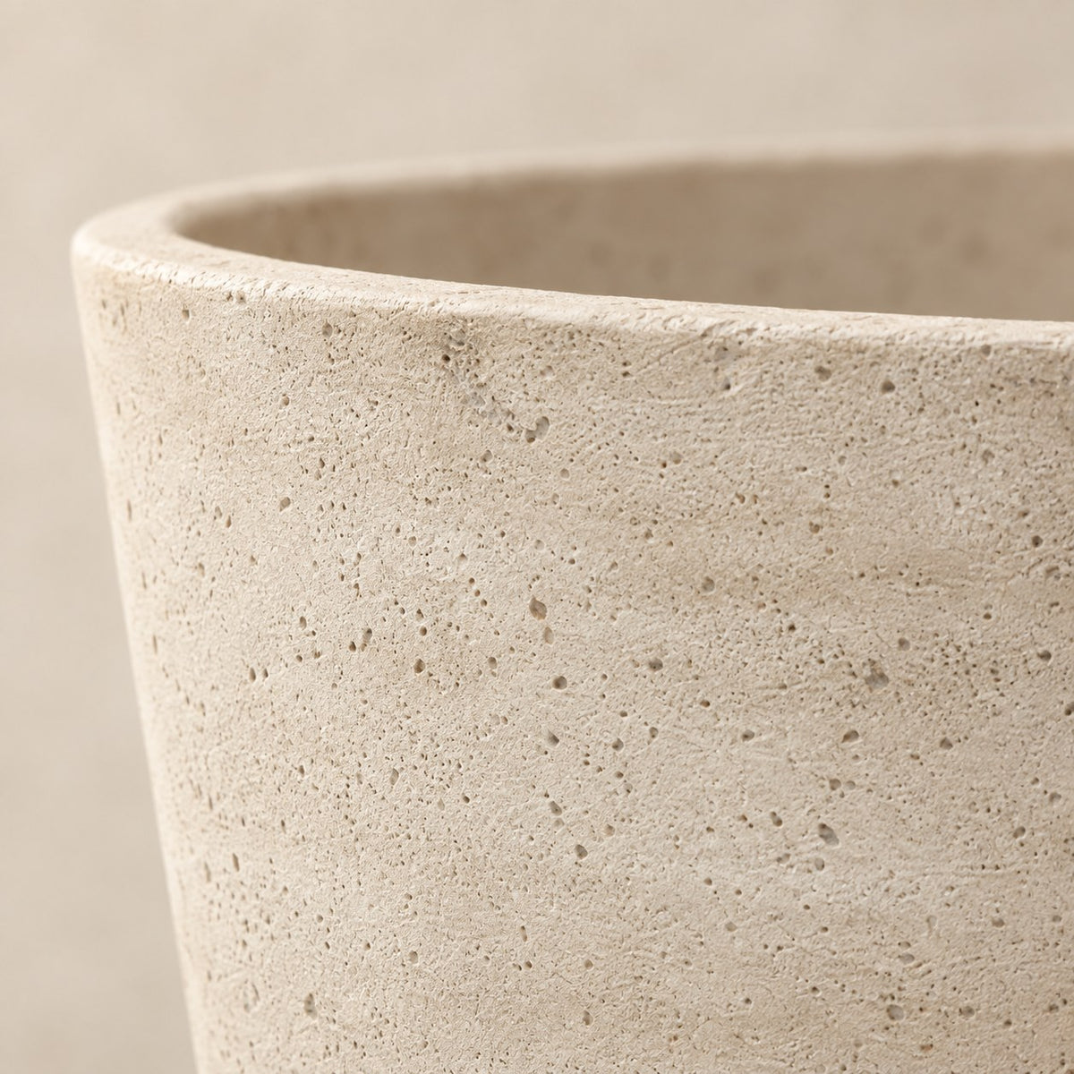 Sierpot Bucket Beige Washed Ø50 x H40 cm, detail van het oppervlak