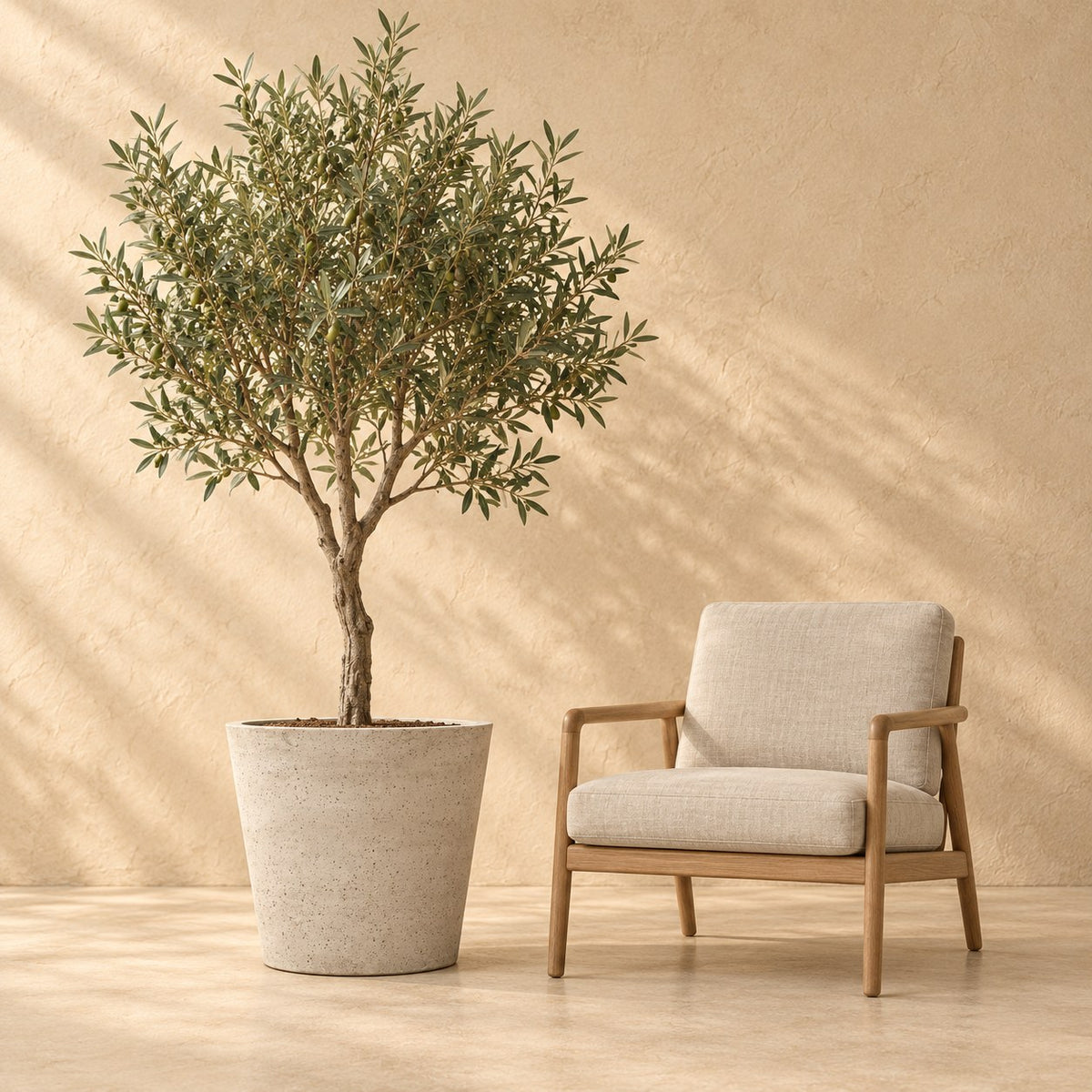 Sierpot Bucket Beige Washed Ø58 x H50 cm, op ware grootte naast een fauteuil