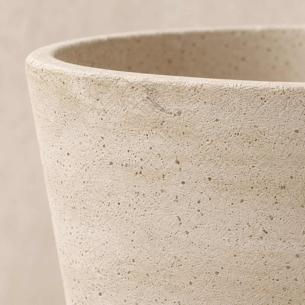 Sierpot Bucket Beige Washed Ø58 x H50 cm, detail van het oppervlak