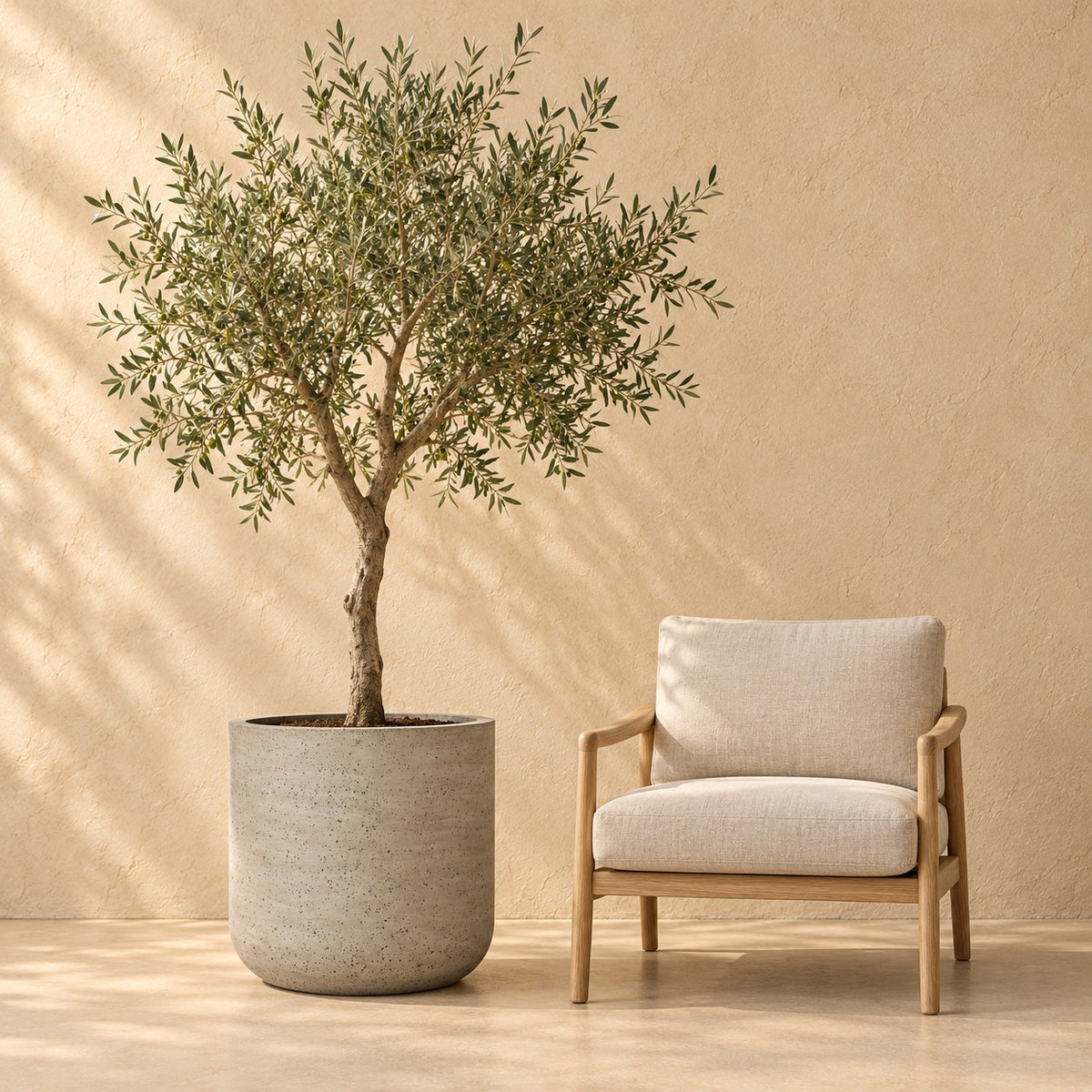 Sierpot Charlie Beige Washed Ø53 x H52 cm, op ware grootte naast een fauteuil
