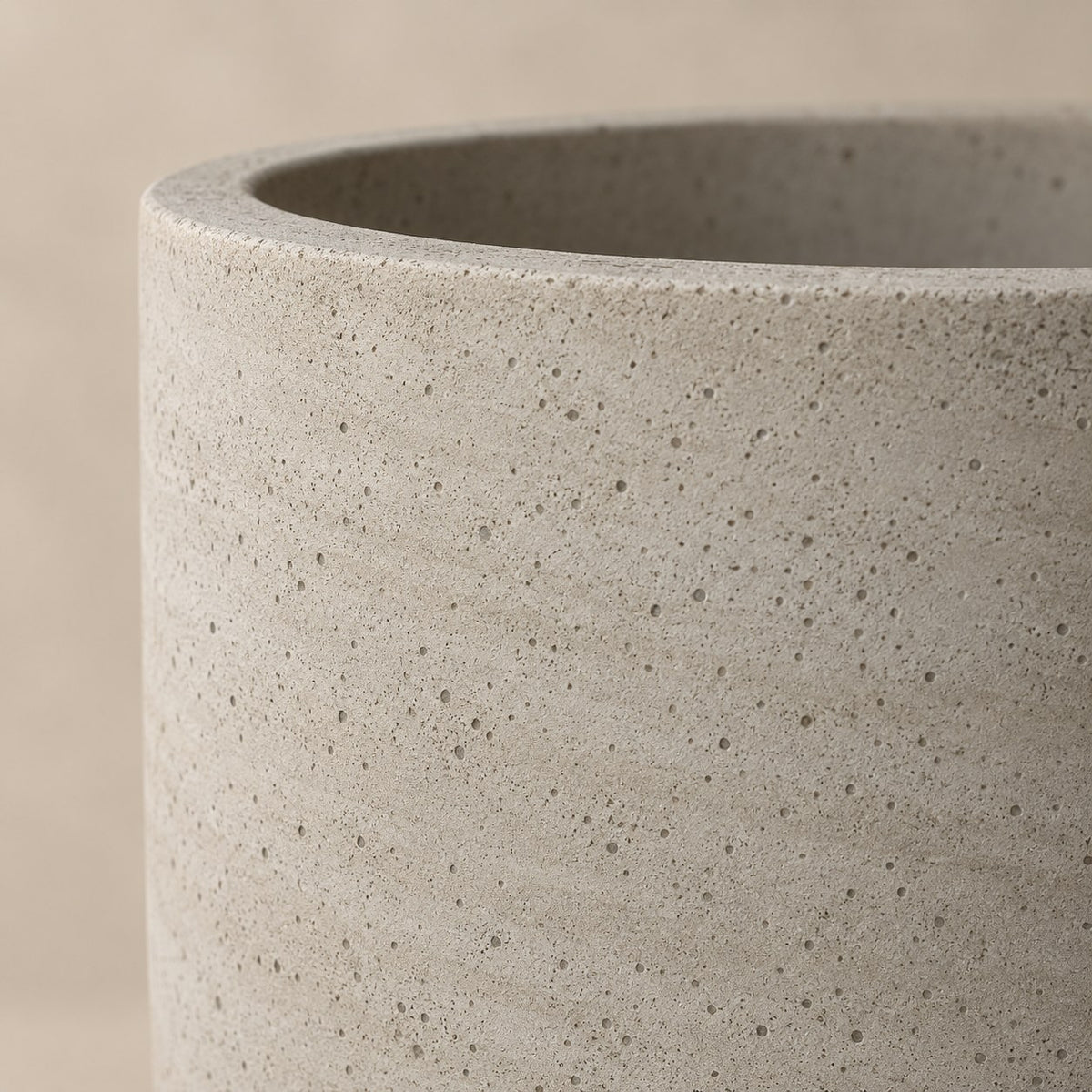 Sierpot Charlie Beige Washed Ø53 x H52 cm, detail van het oppervlak