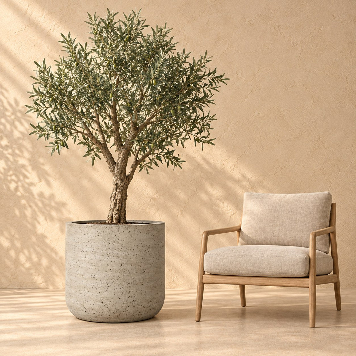 Sierpot Charlie Beige Washed Ø62 x H60 cm, op ware grootte naast een fauteuil