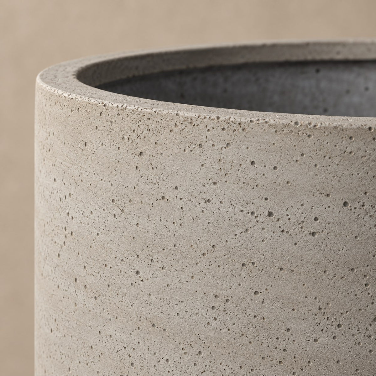 Sierpot Charlie Beige Washed Ø62 x H60 cm, detail van het oppervlak