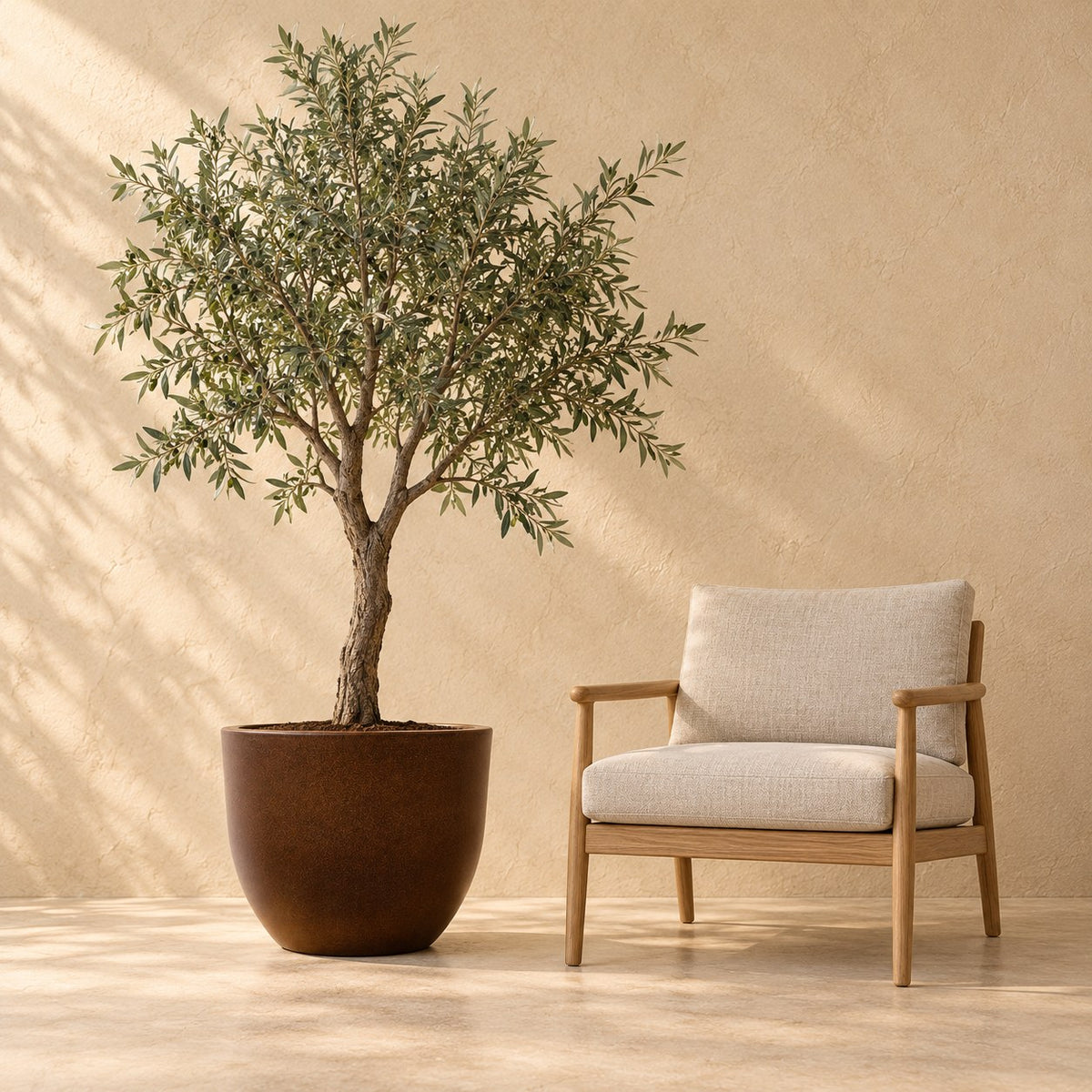 Maceta decorativa Eggy Bronzé Ø65 x H43 cm, a tamaño real junto a un sillón