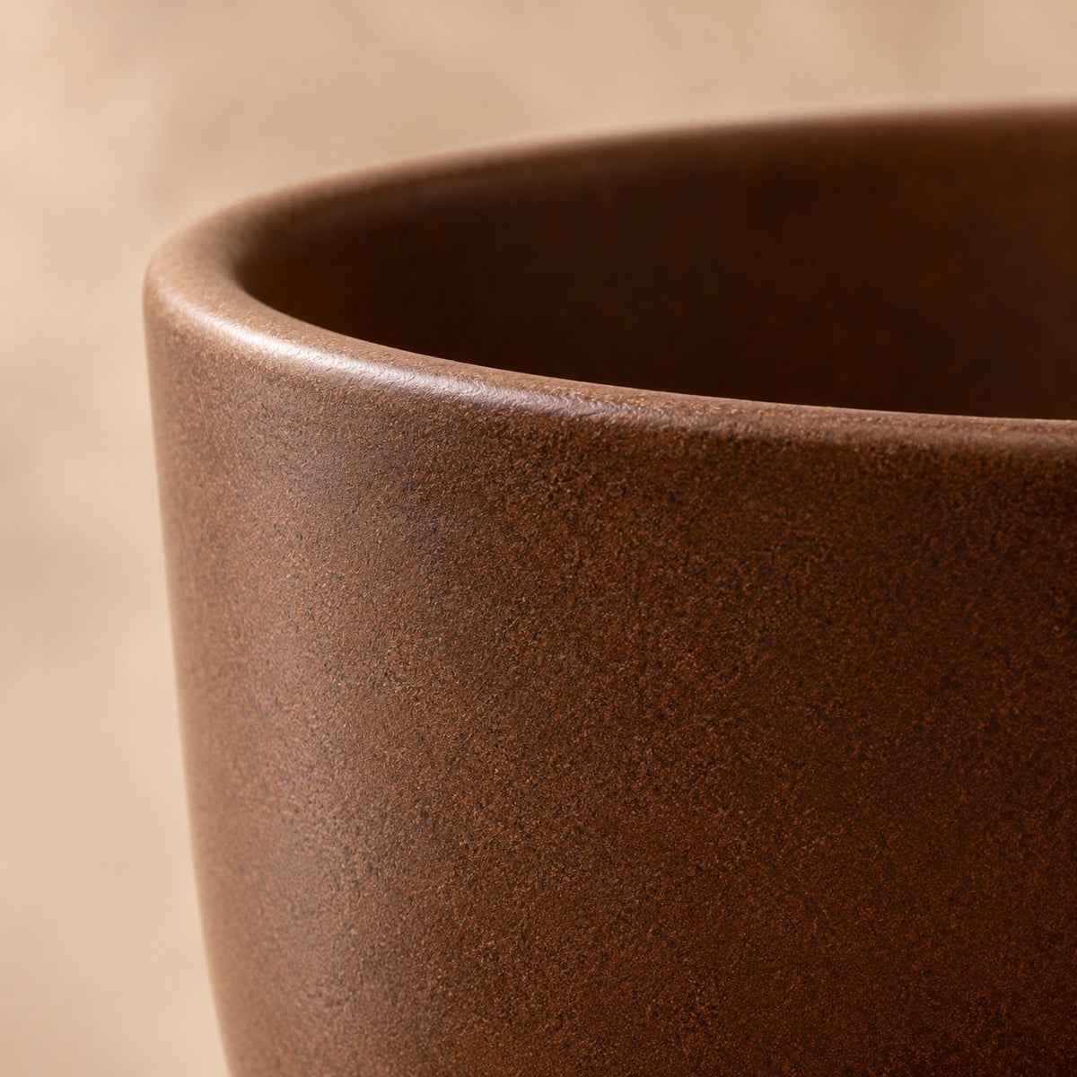 Maceta decorativa Eggy Bronzé Ø65 x H43 cm, detalle de la superficie