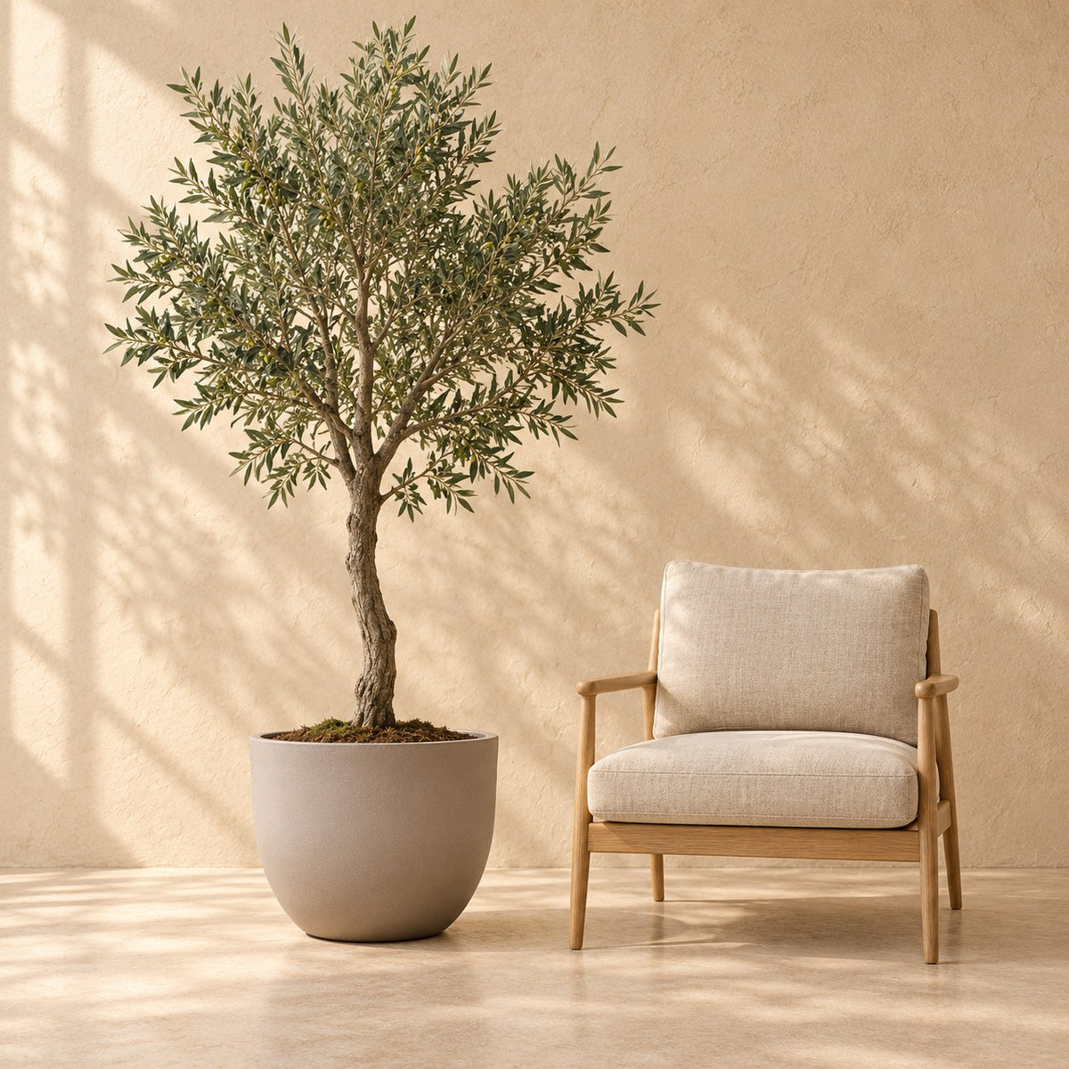 Sierpot Eggy Taupé Ø55 x H51 cm, op ware grootte naast een fauteuil