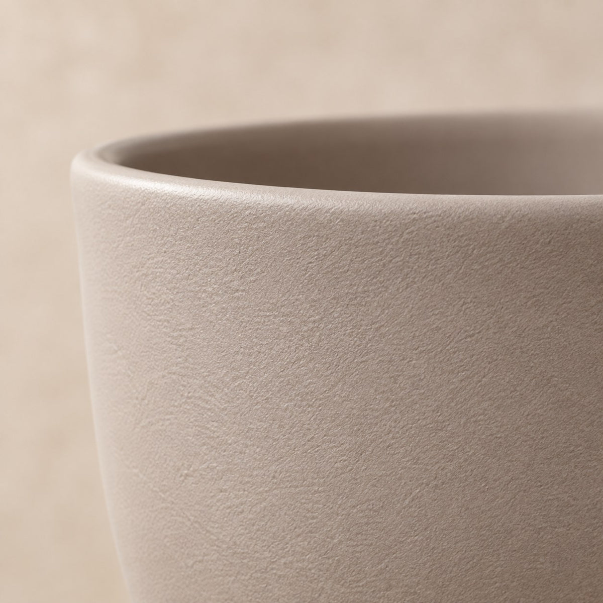 Sierpot Eggy Taupé Ø55 x H51 cm, detail van het oppervlak