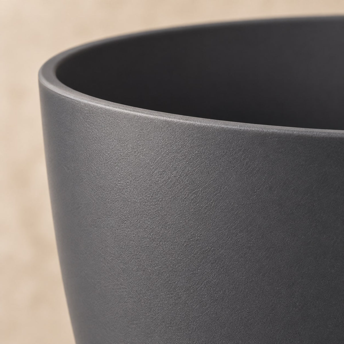 Maceta decorativa Elho Brussels round antracita Ø30 x H27 cm, detalle de la superficie