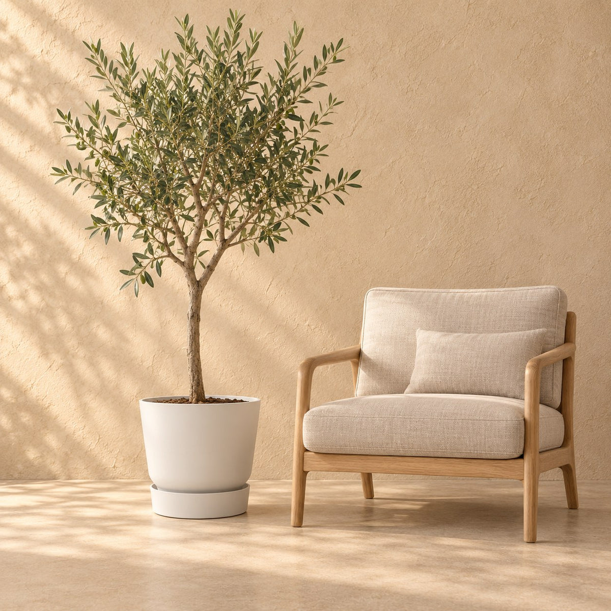 Sierpot Elho Greenville wit Ø39 x H37 cm, op ware grootte naast een fauteuil