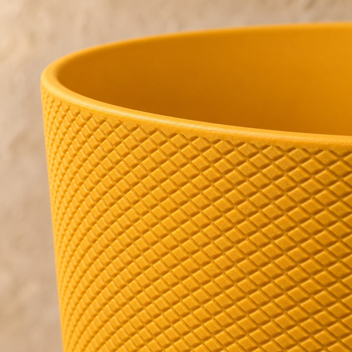 Sierpot Elho Jazz Round amber yellow Ø14 x H13 cm, detail van het oppervlak