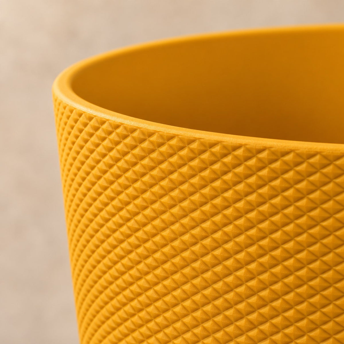 Sierpot Elho Jazz Round amber yellow Ø19 x H18 cm, detail van het oppervlak